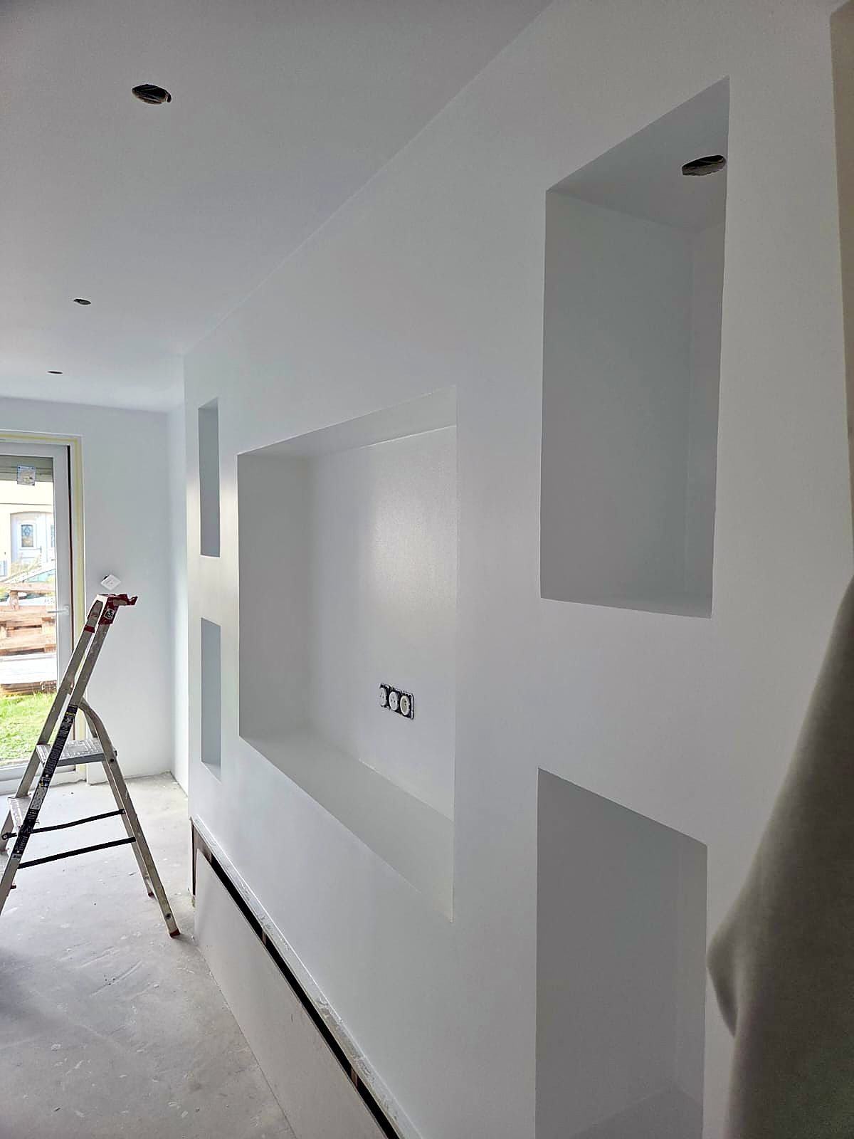 Meuble TV en placo à Dunkerque terminé, niches et surfaces lisses