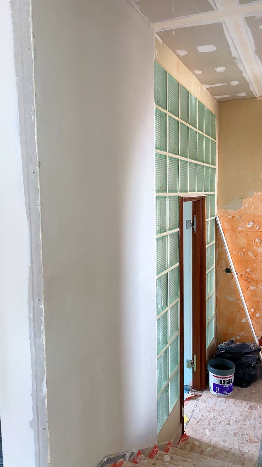 Couloir à Dunkerque après travaux, mur lisse et enduit le long des pavés de verre