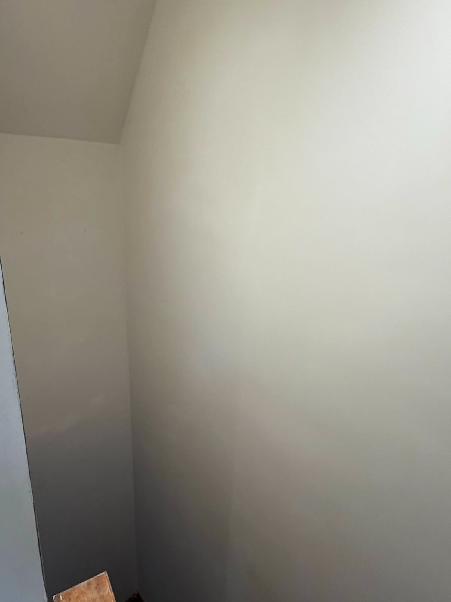 Cage d’escalier à Lille après enduit, murs lisses et blancs, prêt à peindre