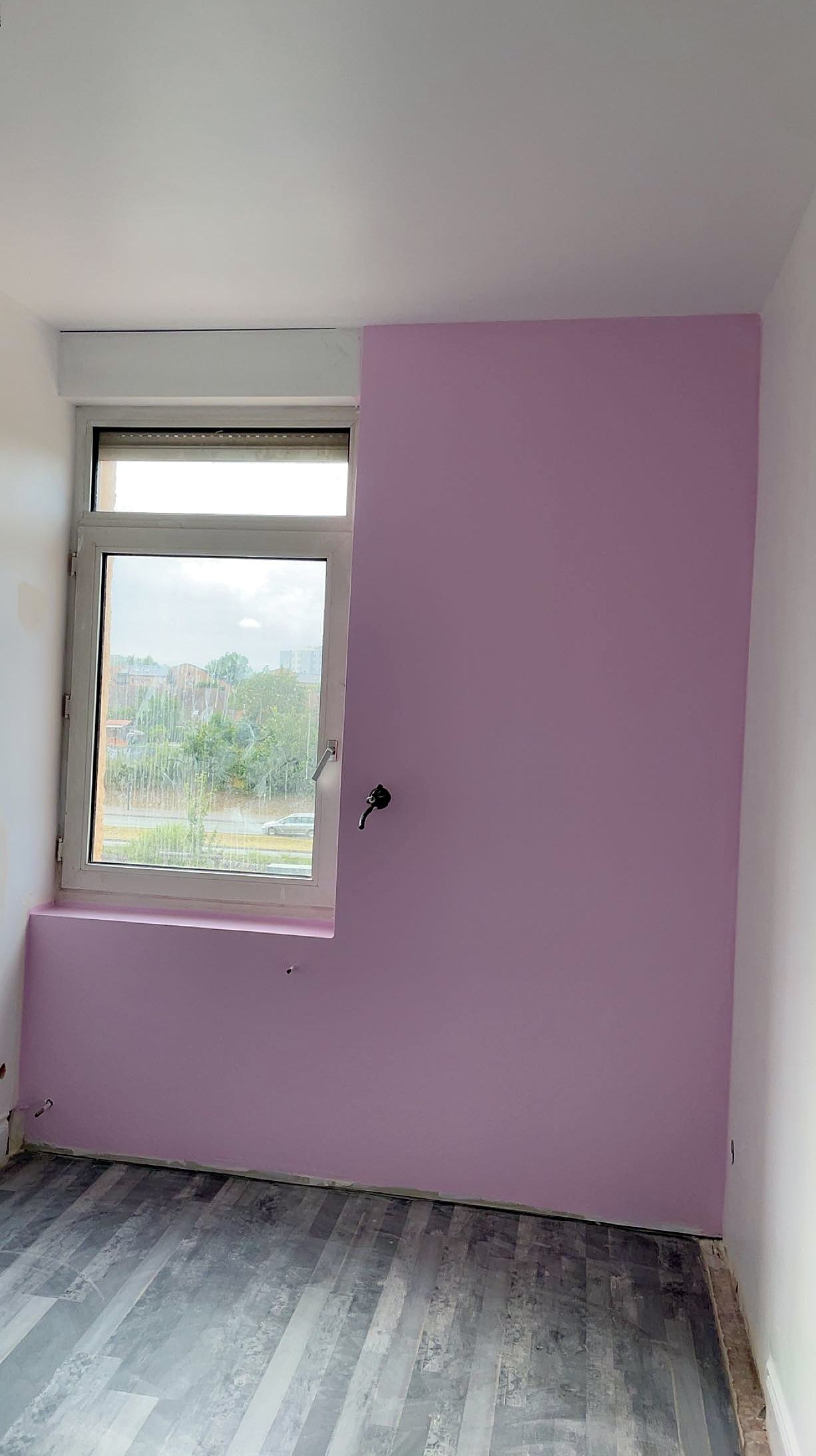 Chambre à Dunkerque après peinture, mur lilas autour de la fenêtre et murs blancs