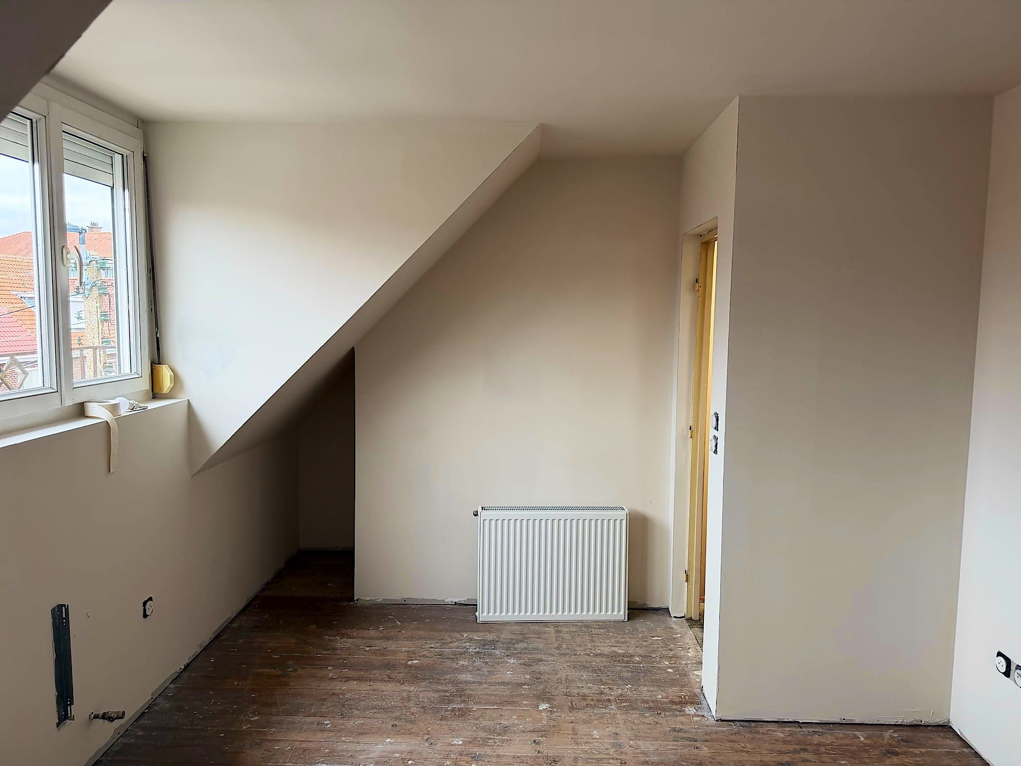 Chambre sous combles à Lille après travaux, murs et rampant lisses et peints, côté fenêtre, prêt à peindre