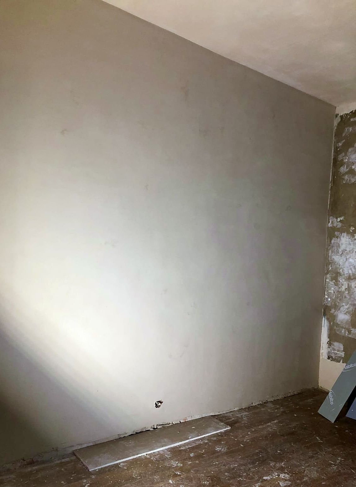 Pièce à Dunkerque après travaux, mur lisse repris au plâtre