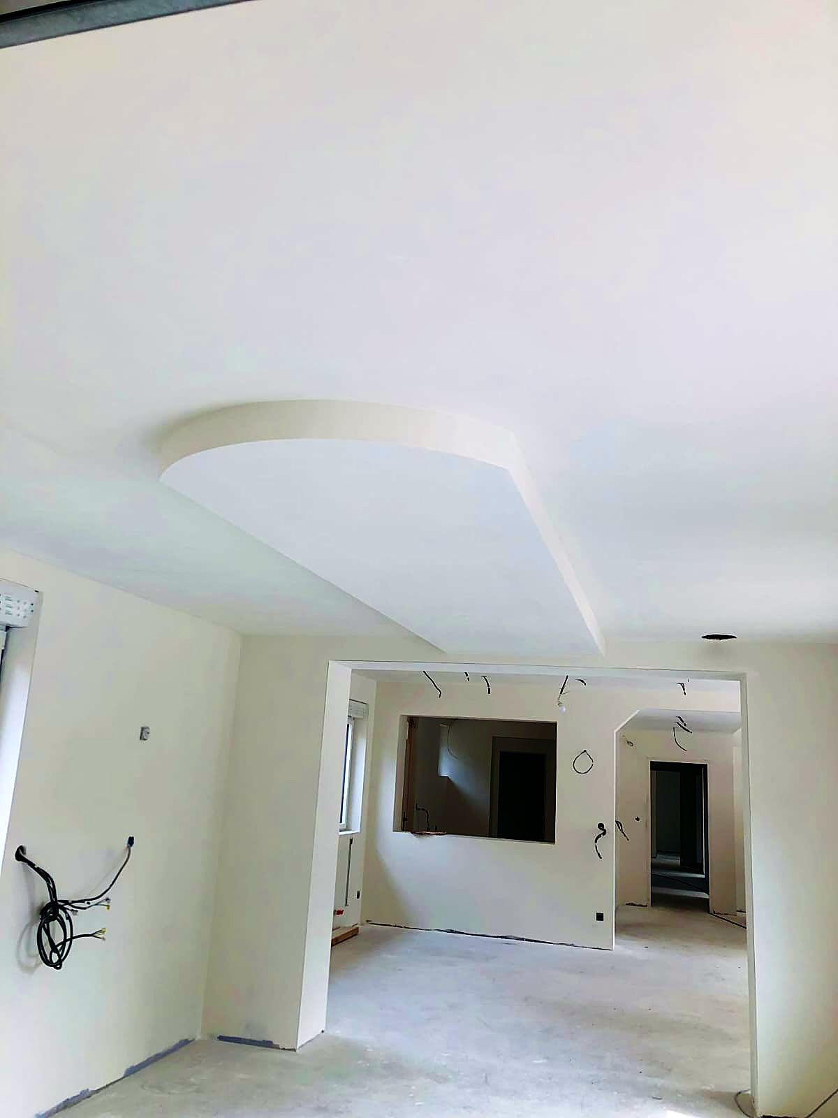 Salon à Dunkerque après travaux, plafond à caisson arrondi et murs lisses, prêts à peindre