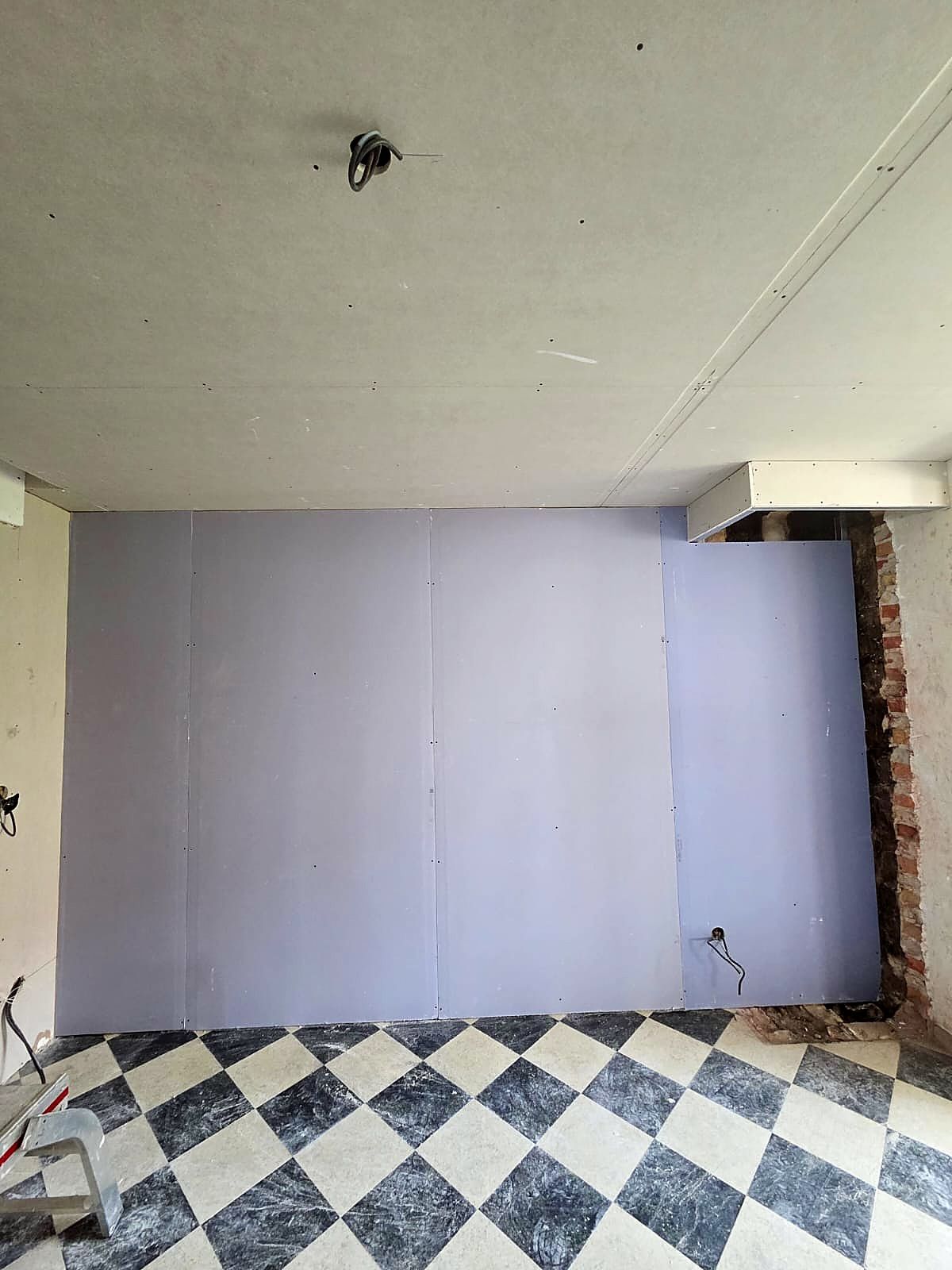 Mur à Dunkerque après doublage, plaques de plâtre posées sur toute la largeur