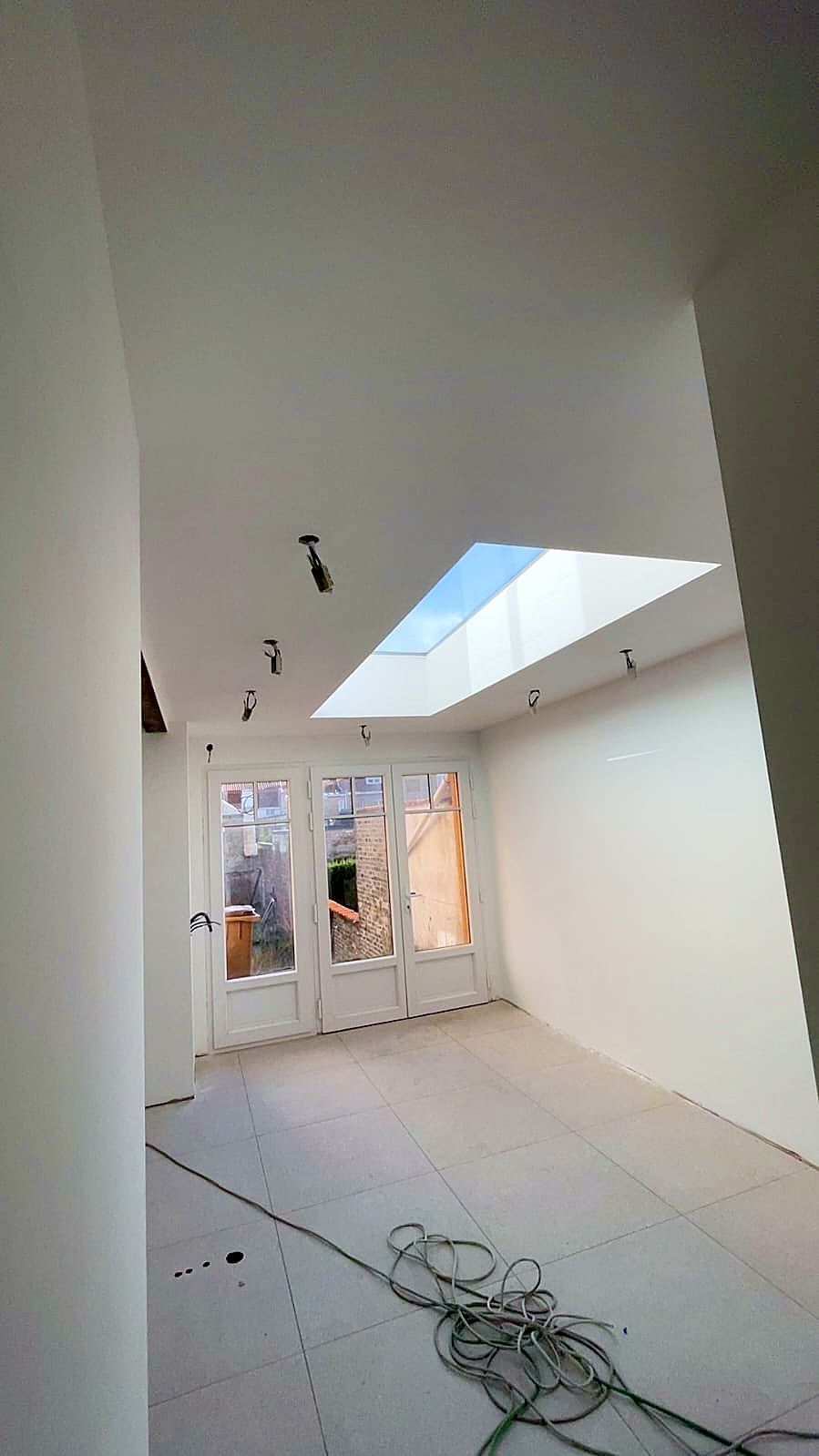 Bureau à Dunkerque après travaux, plafond et murs blancs sous le puits de lumière