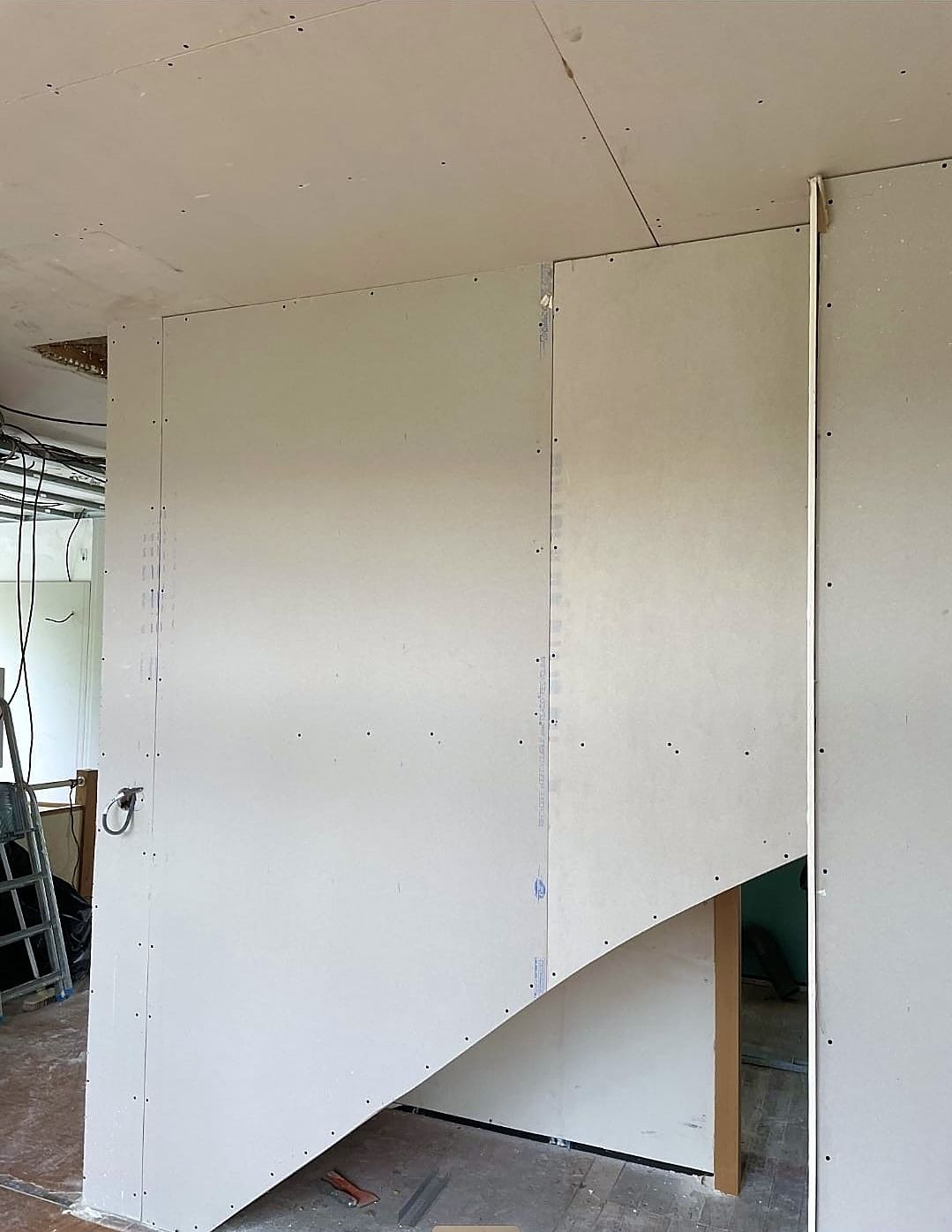 Cloison à Dunkerque après la pose des plaques de plâtre, découpe en biais en partie basse