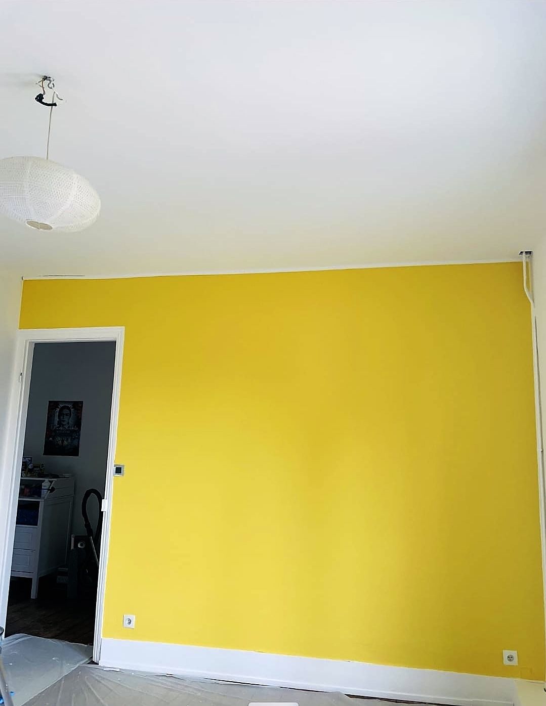 Chambre à Dunkerque après peinture, mur jaune uni et plinthes blanches