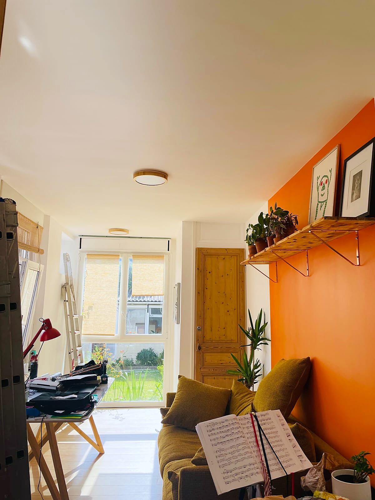 Bureau à Dunkerque après peinture, mur orange et murs blancs, pièce aménagée