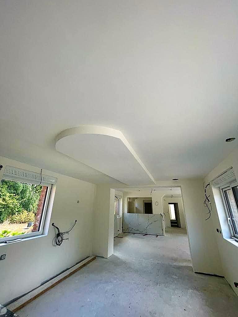 Salon à Dunkerque après enduit, vue vers les fenêtres sous le plafond à caisson arrondi
