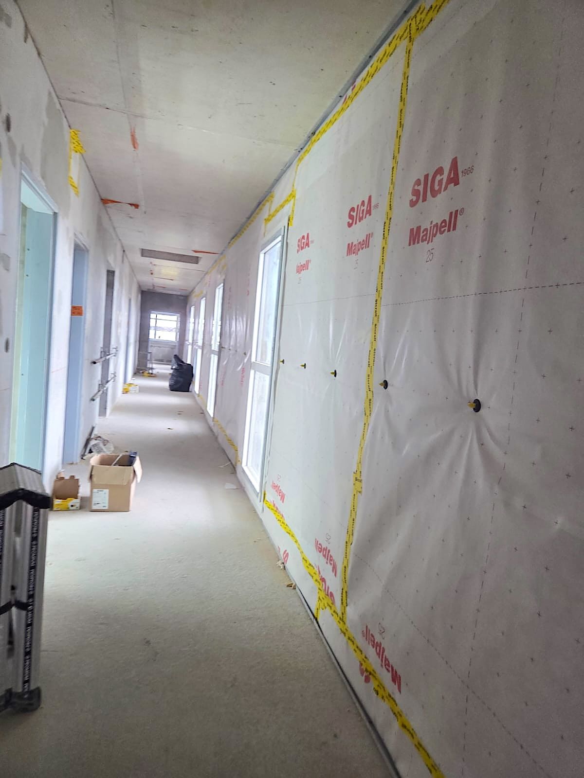 Couloir à Dunkerque avant la pose des plaques, mur recouvert d’un pare-vapeur