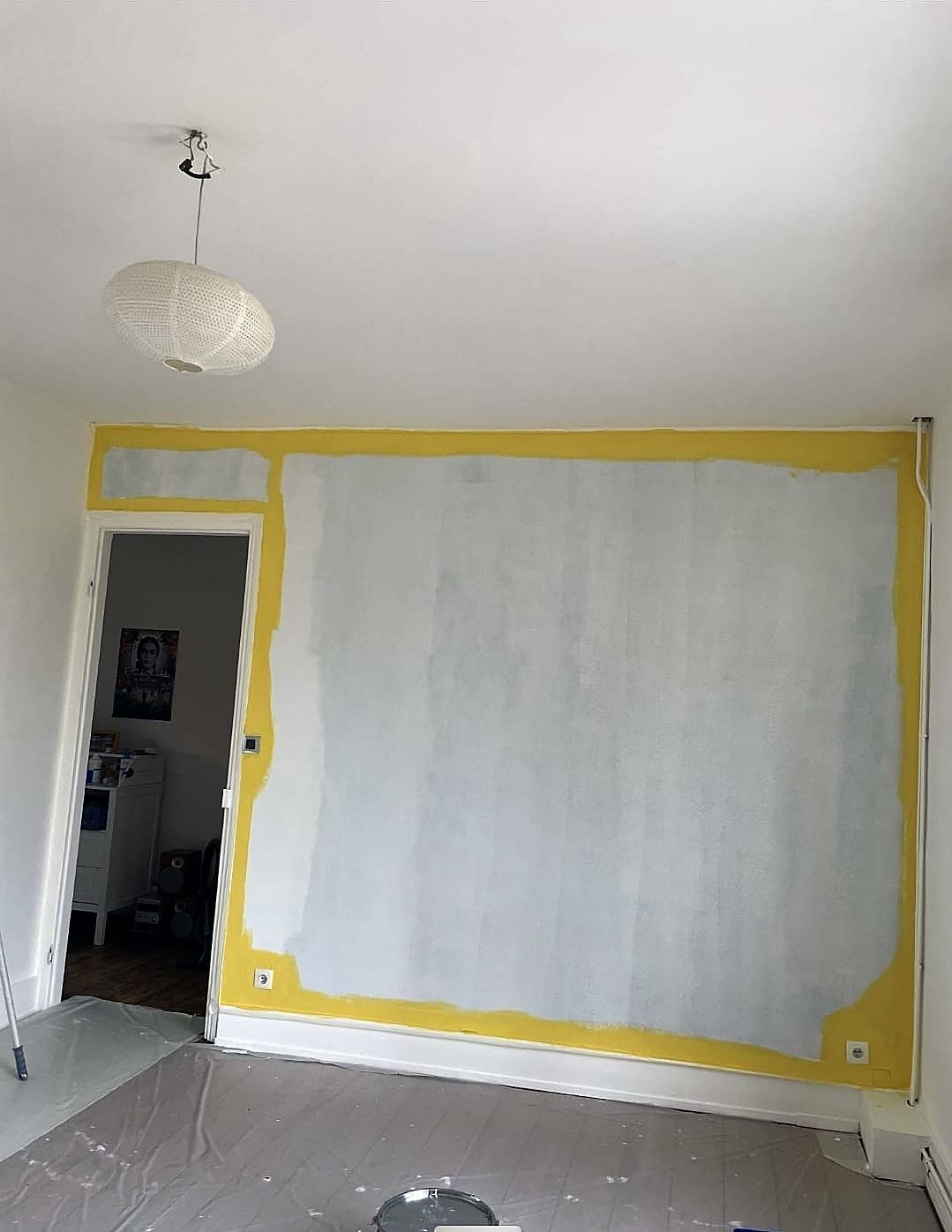 Chambre à Dunkerque pendant la mise en peinture, réchampis jaunes autour d’un mur en sous-couche