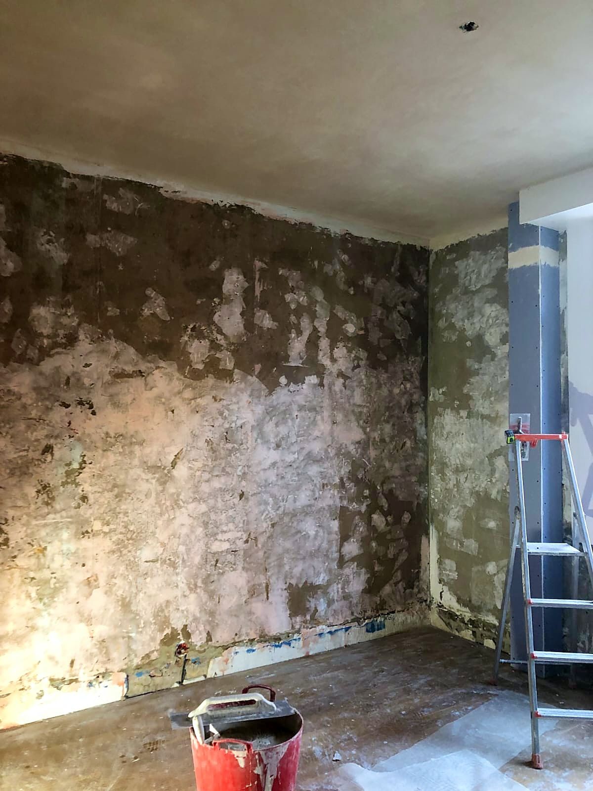 Pièce à Dunkerque avant travaux, mur ancien piqué et irrégulier