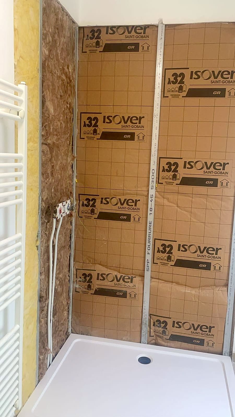 Douche à Dunkerque avant travaux, isolant posé derrière le receveur