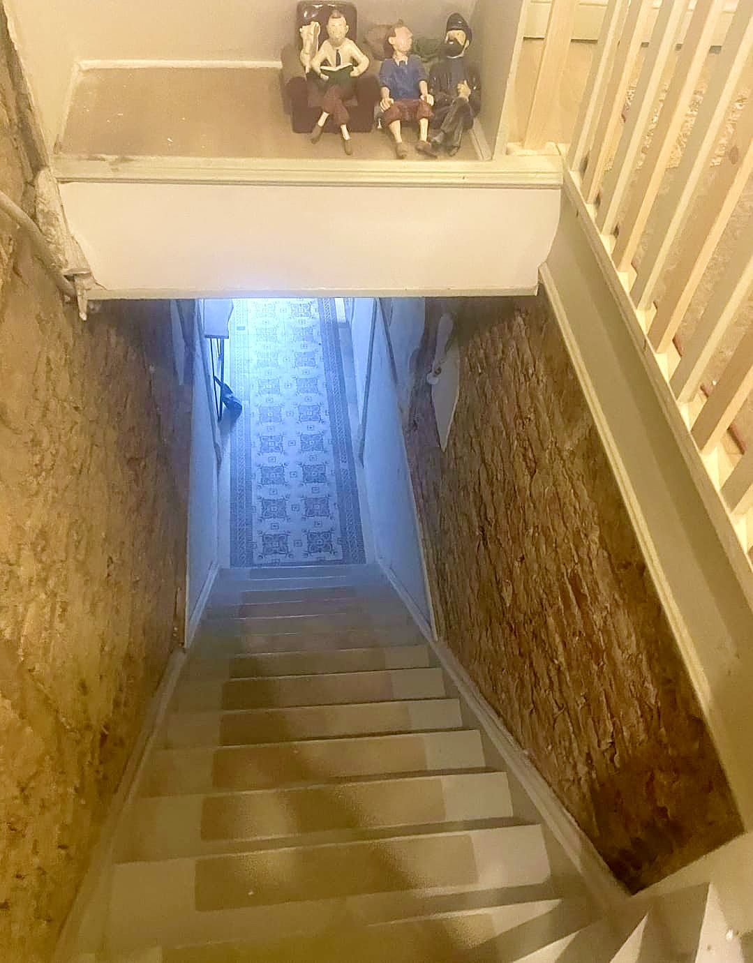 Escalier à Dunkerque avant travaux, murs anciens vus depuis le palier