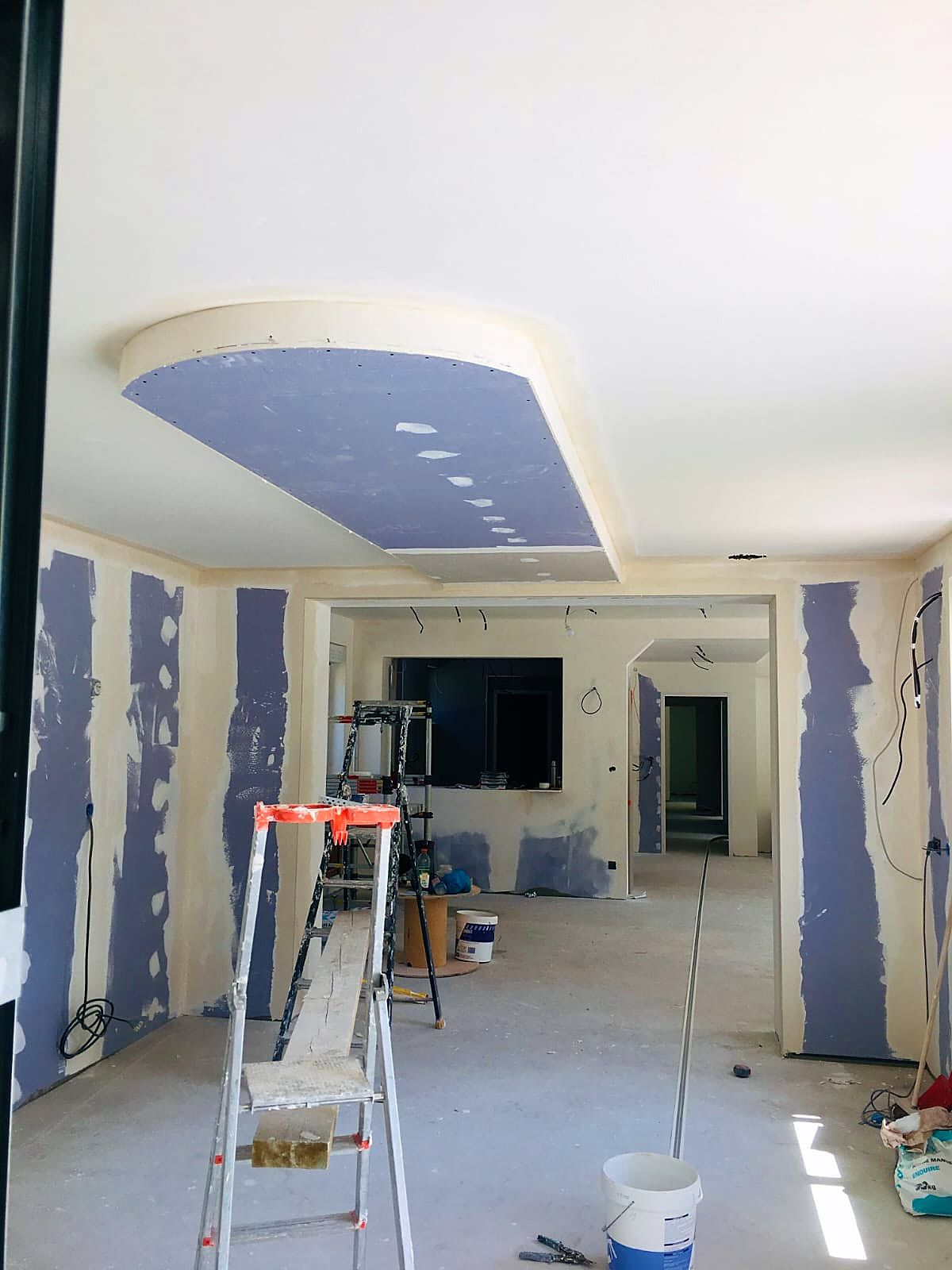 Salon à Dunkerque pendant les travaux, plafond à caisson arrondi et murs en plaques de plâtre, bandes en cours