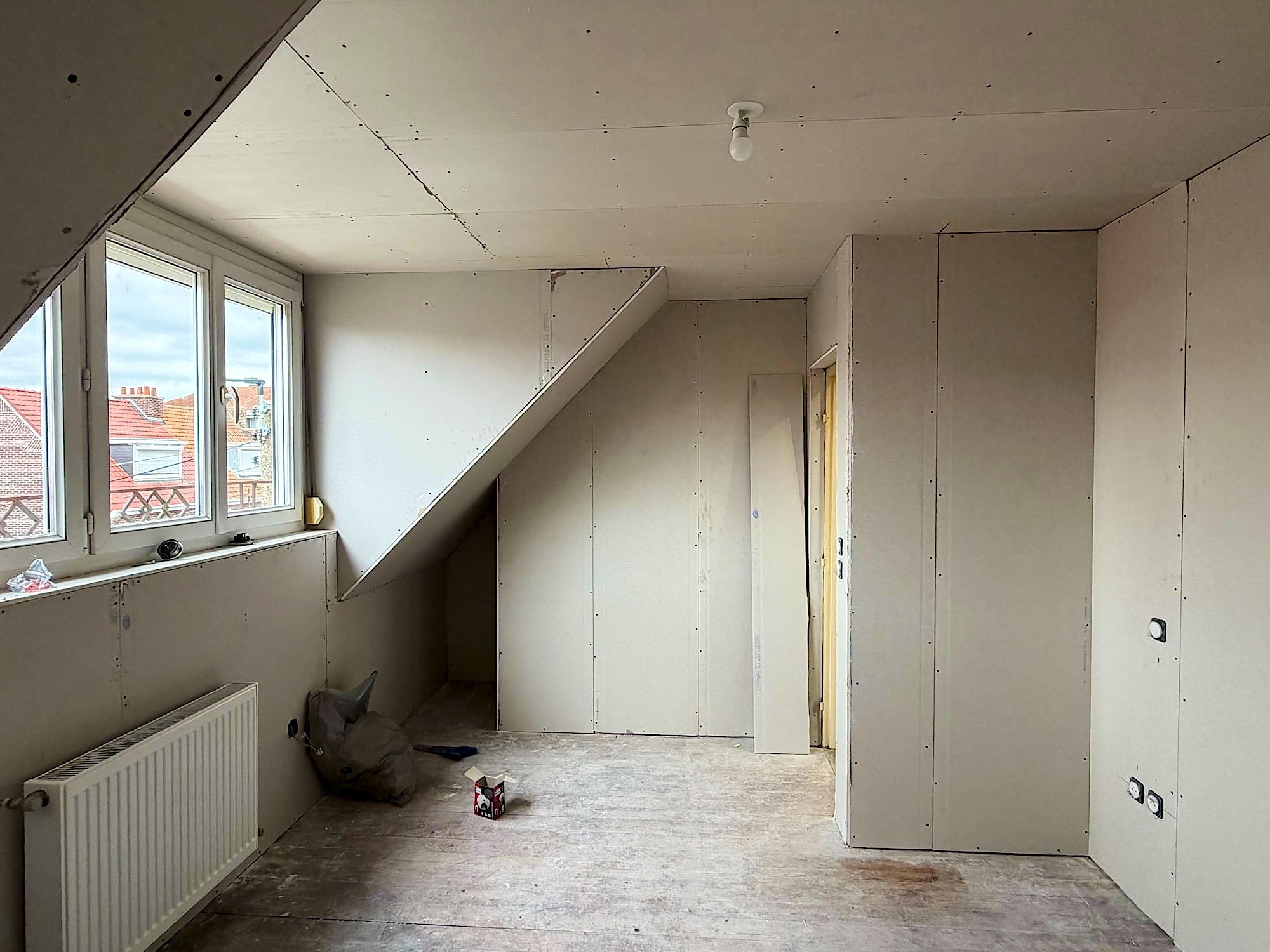 Chambre sous combles à Lille, plaques de plâtre posées côté fenêtre, joints non traités