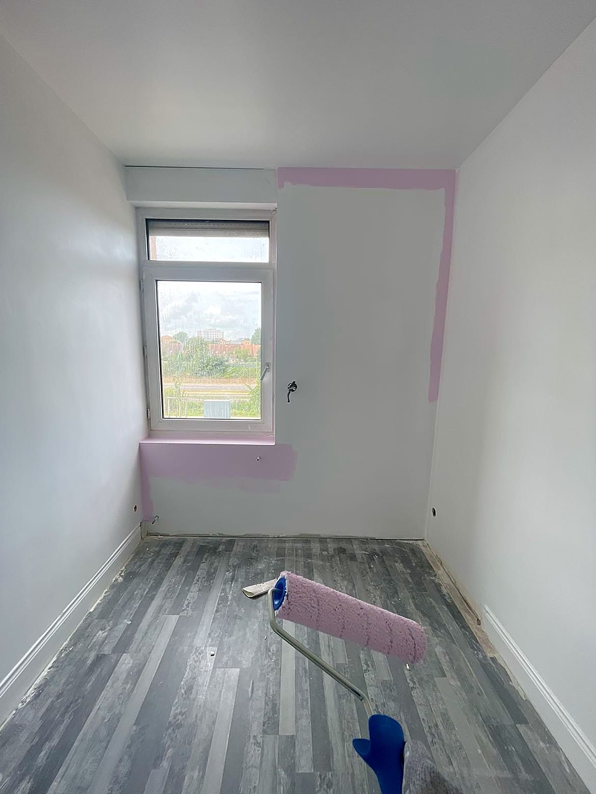 Petite chambre à Dunkerque pendant la mise en peinture, premiers réchampis lilas autour de la fenêtre