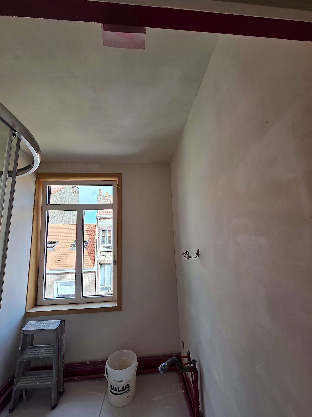 Salle de bain à Dunkerque avant peinture, murs et plafond bruts
