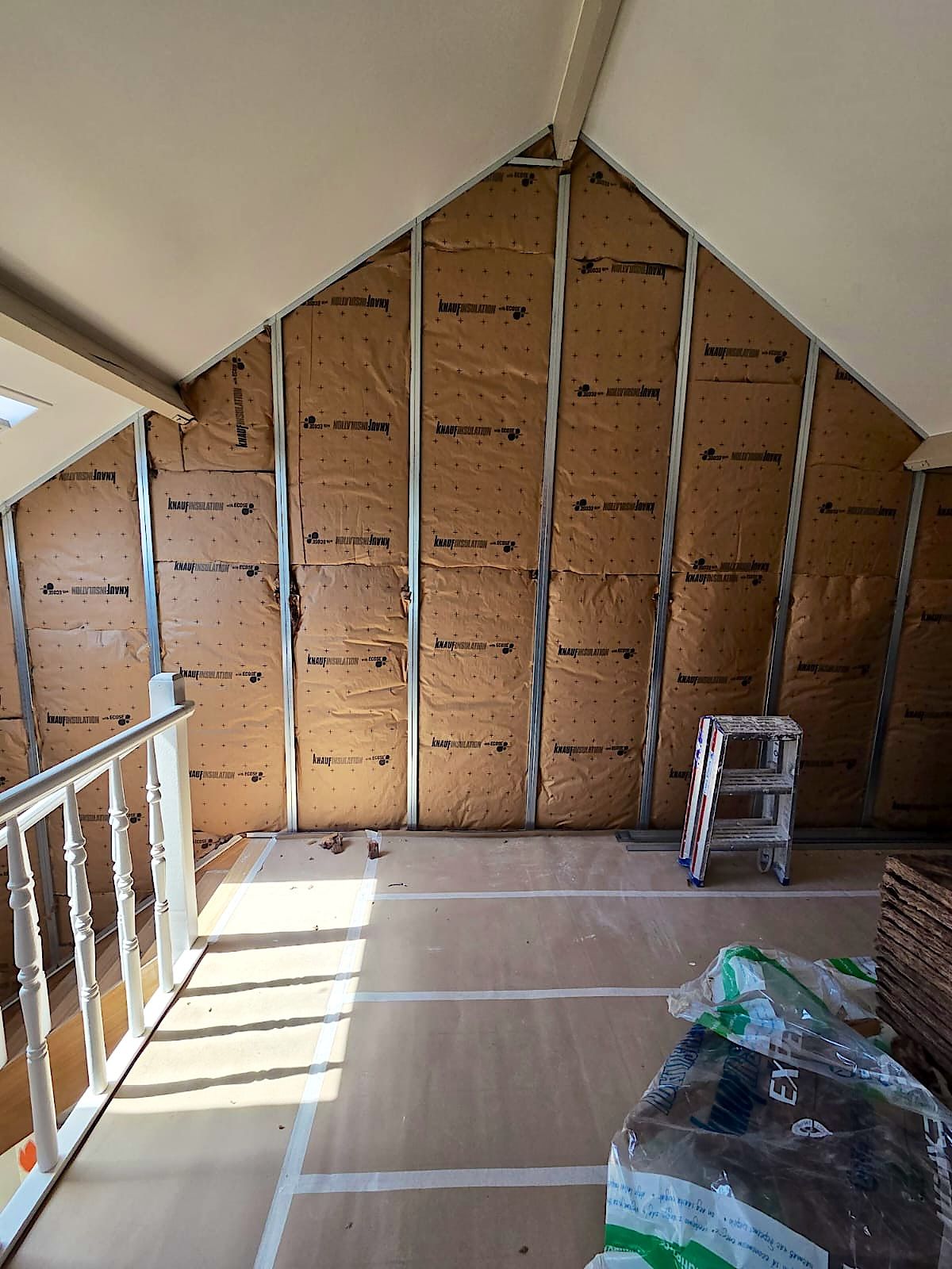 Combles à Dunkerque avant travaux, ossature métallique et isolant posés sur le mur pignon