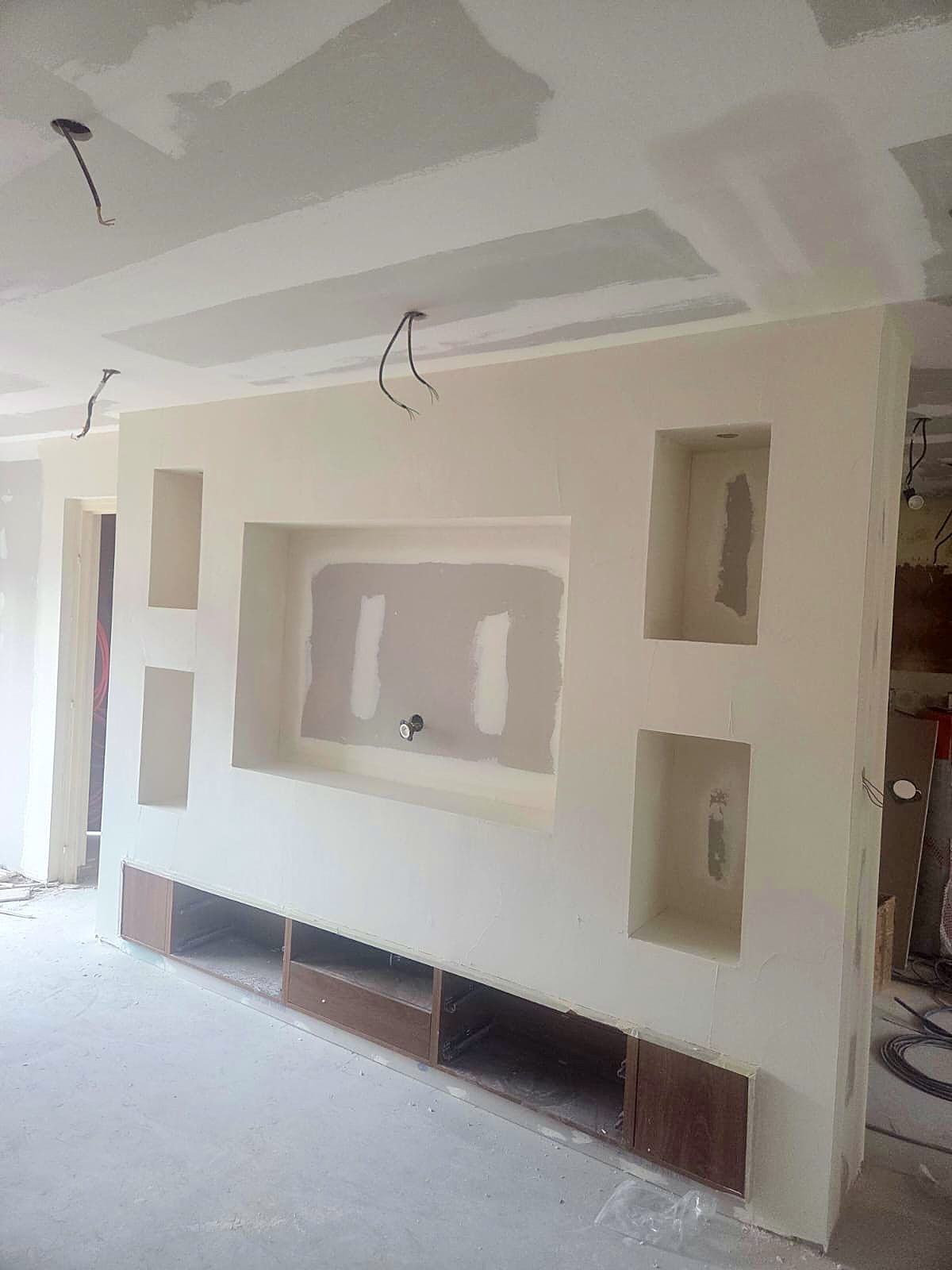 Mur TV en plaques de plâtre à Dunkerque, niches et rangements bas, bandes et enduits en cours