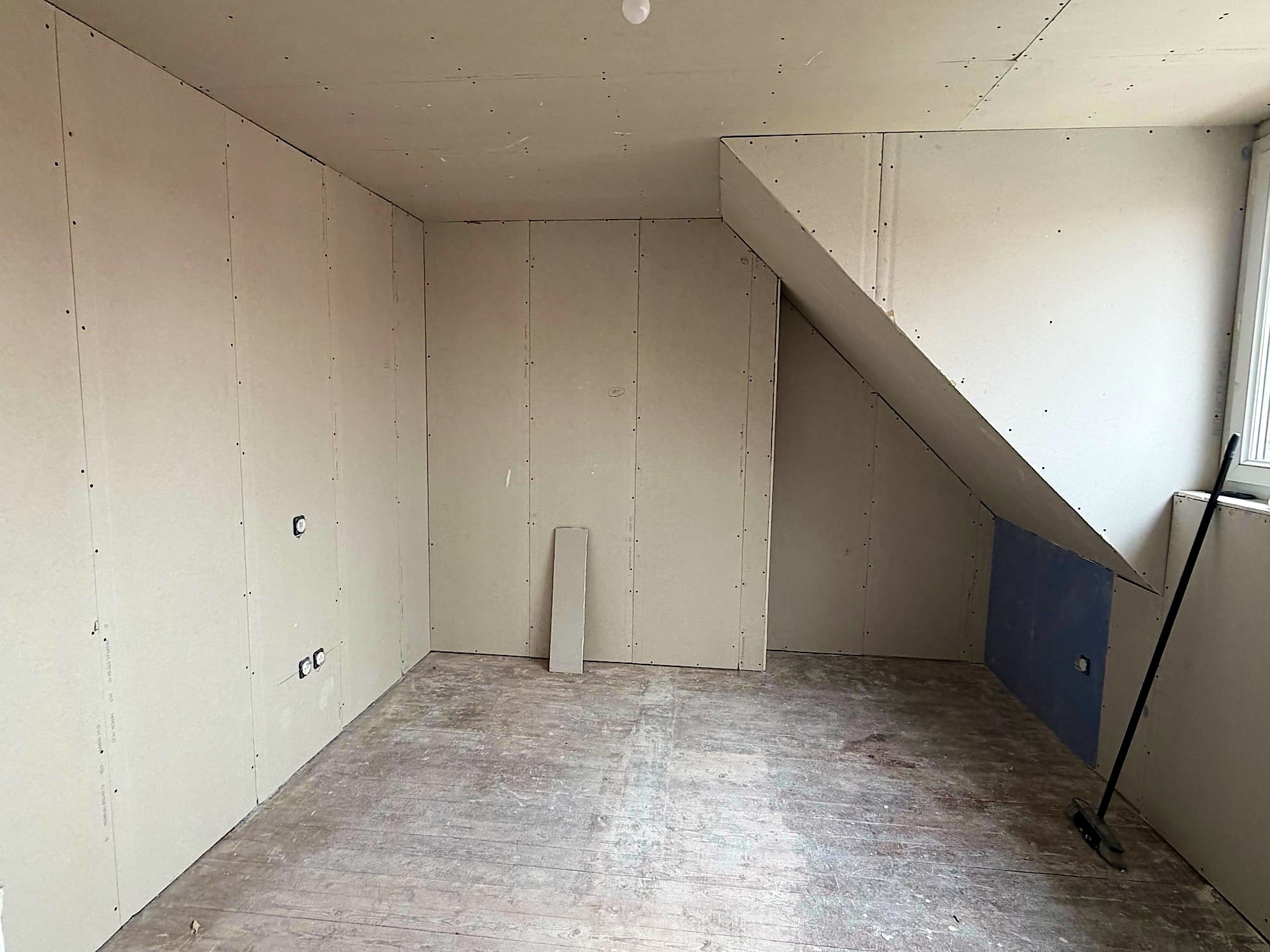 Chambre sous combles à Lille, rampant et murs en plaques de plâtre avant bandes et enduits