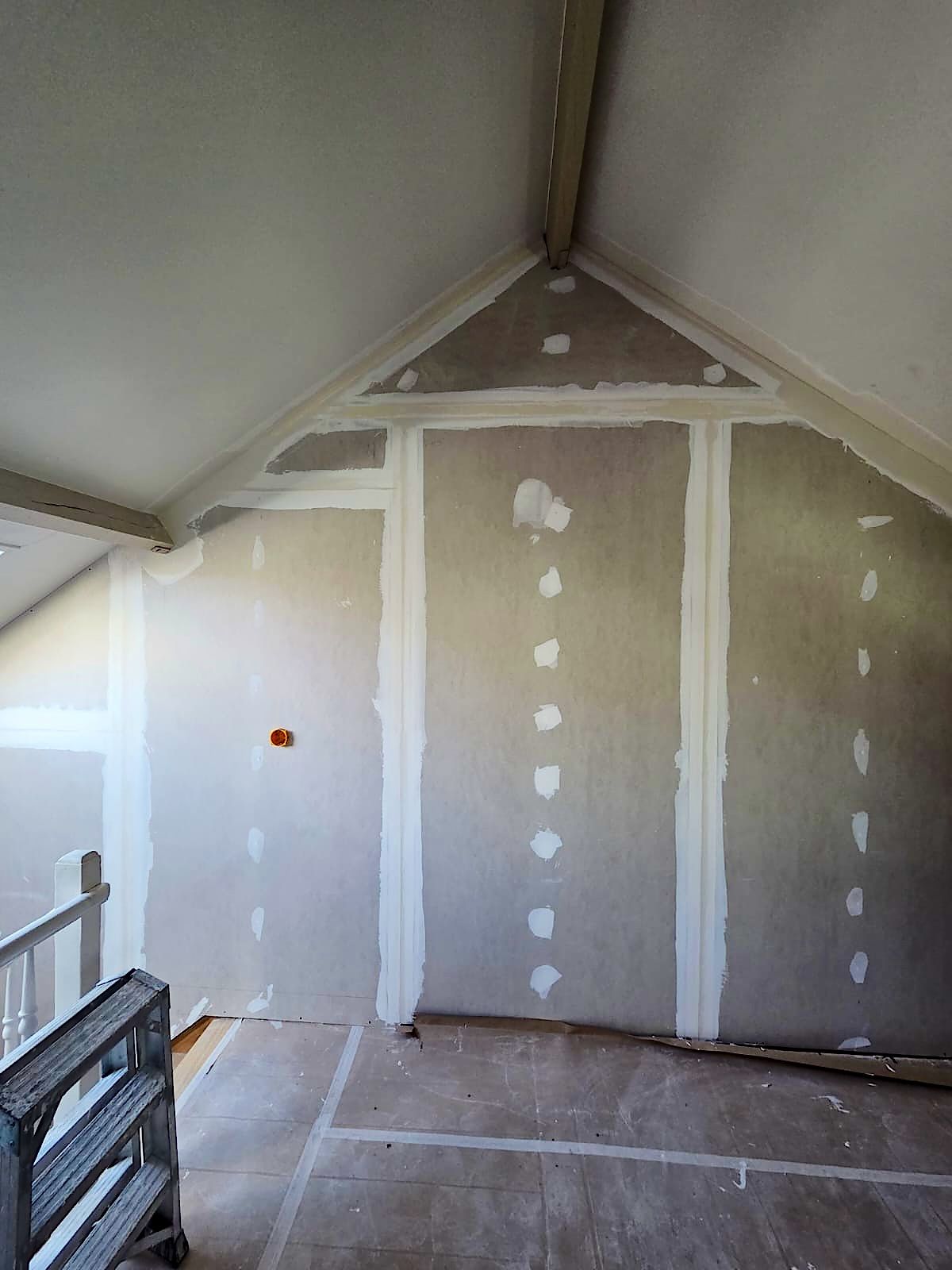 Mur de combles à Dunkerque habillé de plaques de plâtre, bandes et enduit en cours