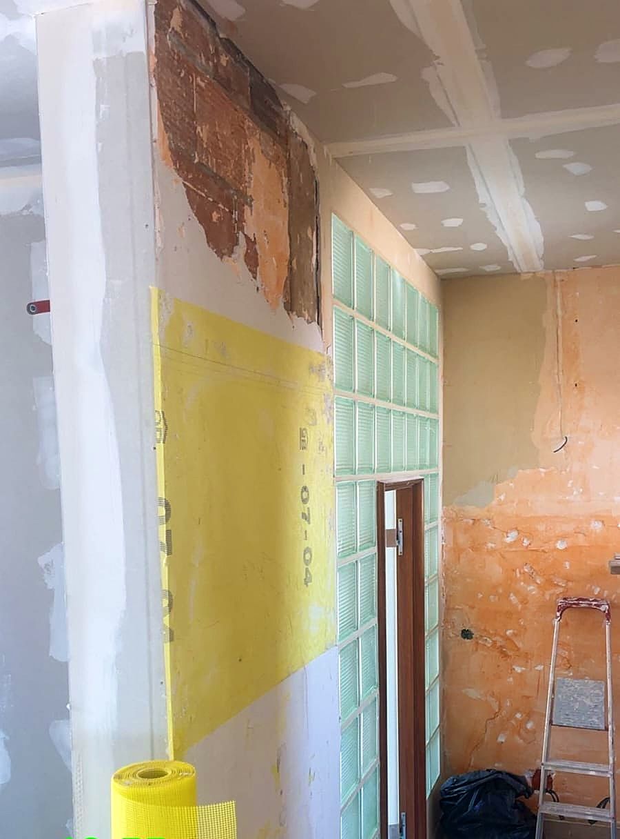 Couloir à Dunkerque pendant les travaux, trame d’armature posée sur le mur abîmé
