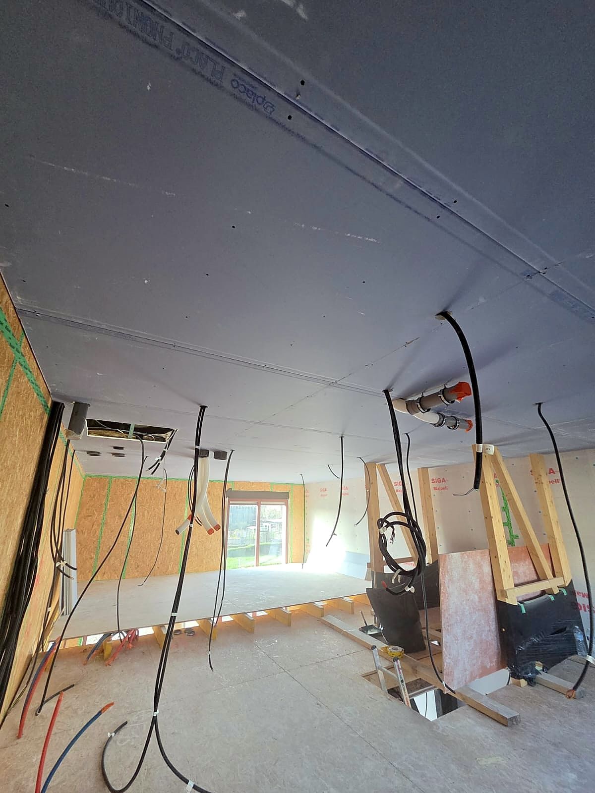 Pièce à ossature bois à Dunkerque, plafond en plaques de plâtre posé, gaines en attente